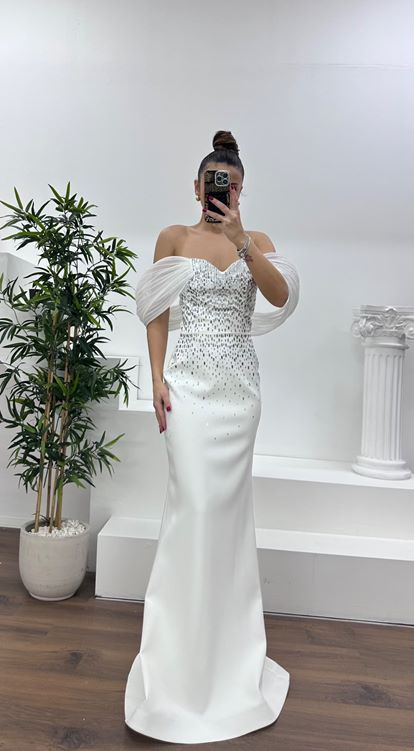 فستان سهرة بياقة قارب بلون العظم مزين بالأحجار