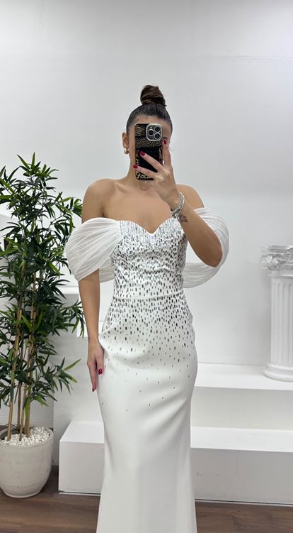 فستان سهرة بياقة قارب بلون العظم مزين بالأحجار