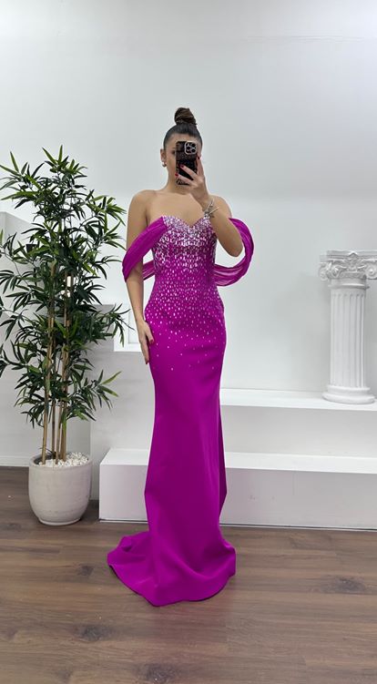 فستان سهرة بلون الفوشيا بياقة قارب مزين بالأحجار