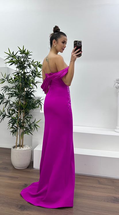 فستان سهرة بلون الفوشيا بياقة قارب مزين بالأحجار