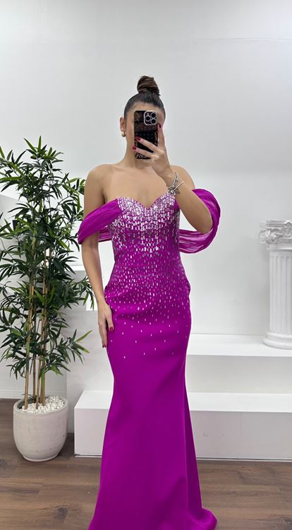 فستان سهرة بلون الفوشيا بياقة قارب مزين بالأحجار