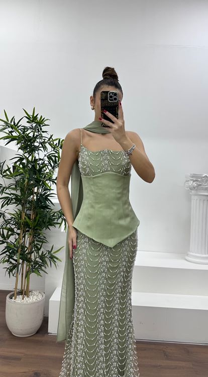 Abito da sera ricamato con dettagli corsetto senza spalline color cachi