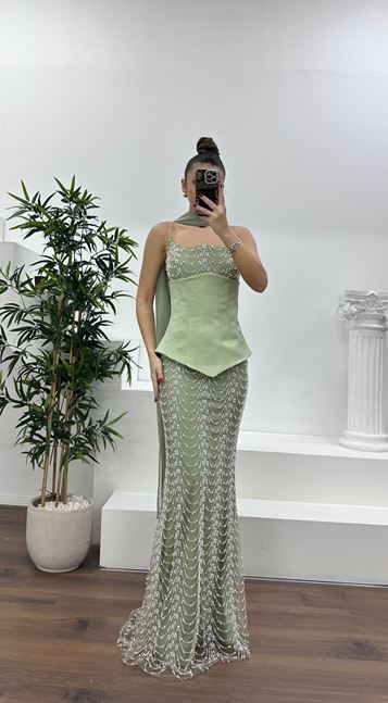 Abito da sera ricamato con dettagli corsetto senza spalline color cachi