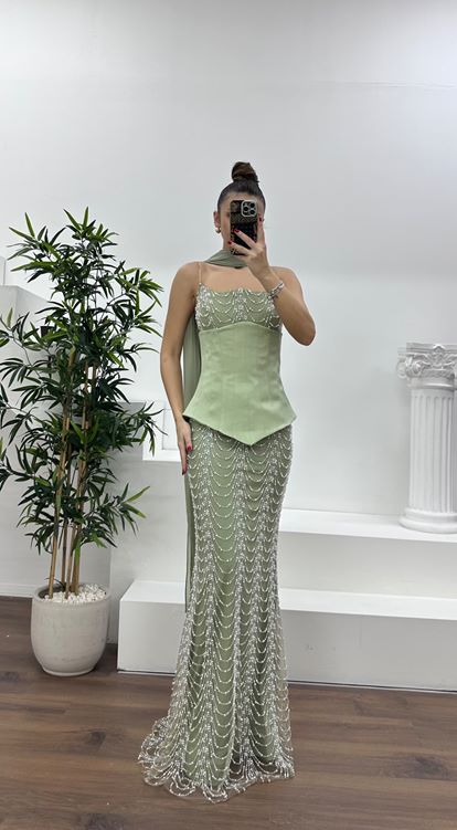 Abito da sera ricamato con dettagli corsetto senza spalline color cachi