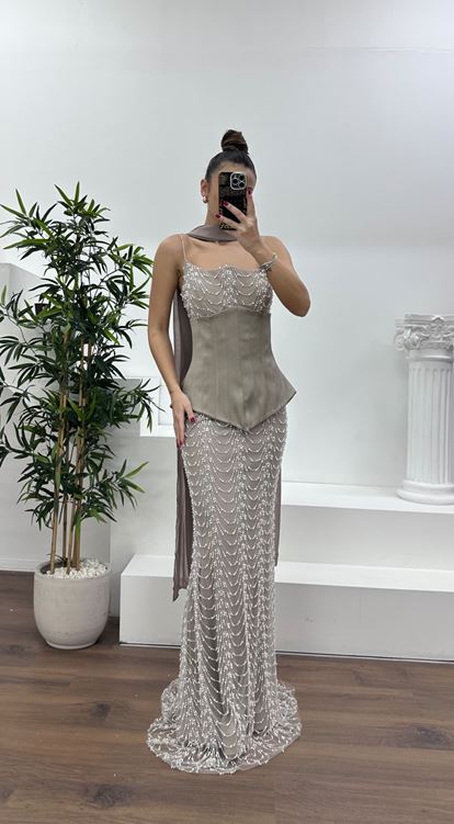 Abito da sera ricamato con dettaglio corsetto senza spalline in pietra