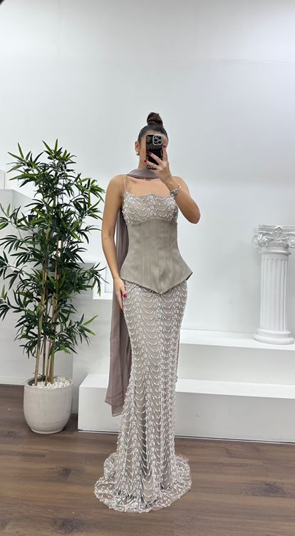 Abito da sera ricamato con dettaglio corsetto senza spalline in pietra