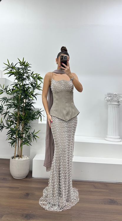 Abito da sera ricamato con dettaglio corsetto senza spalline in pietra