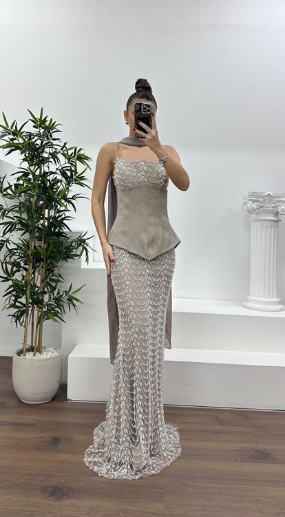 Abito da sera ricamato con dettaglio corsetto senza spalline in pietra