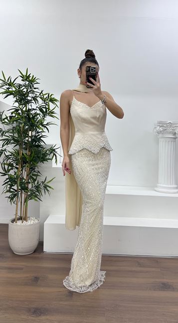 Abito da sera beige con spalline e decorazioni di perle e paillettes