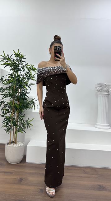 Coffee-colored boat-neck evening dress with pearl details.