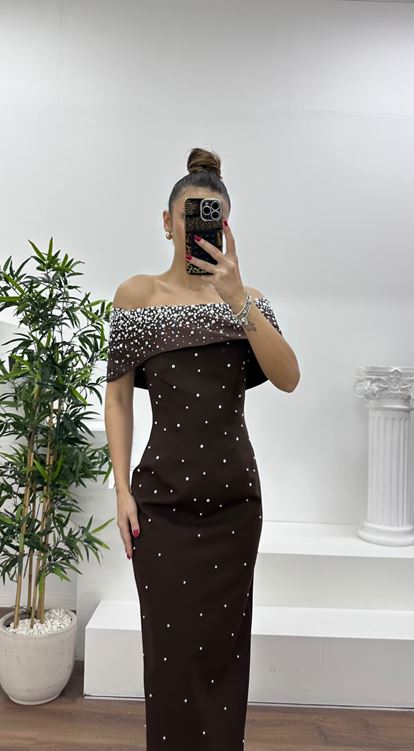 Kahve Kayık Yaka İnci Detaylı Abiye Elbise