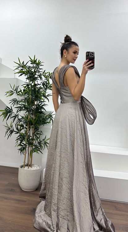 فستان سهرة بتصميم أكتاف من الفرو المنك متعدد الطبقات