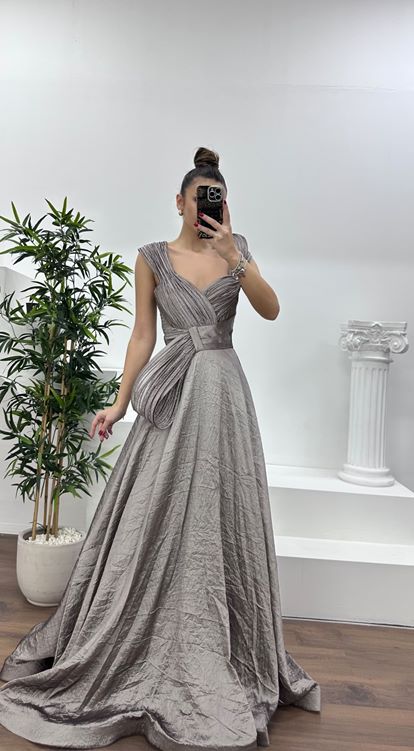 فستان سهرة بتصميم أكتاف من الفرو المنك متعدد الطبقات