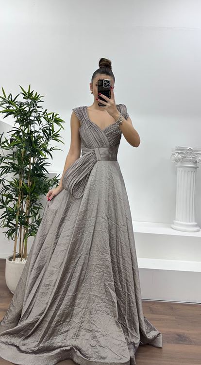 فستان سهرة بتصميم أكتاف من الفرو المنك متعدد الطبقات