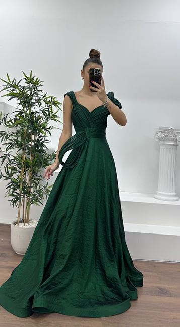 Abito da sera con spalle drappeggiate a strati verde smeraldo