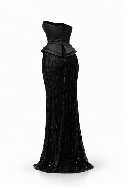 Vestido de noche negro sin tirantes con cuentas