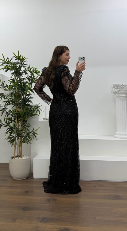 Siyah Yıldız Boncuk İşlemeli Kolları Tül  Detaylı Büyük Beden Abiye Elbise