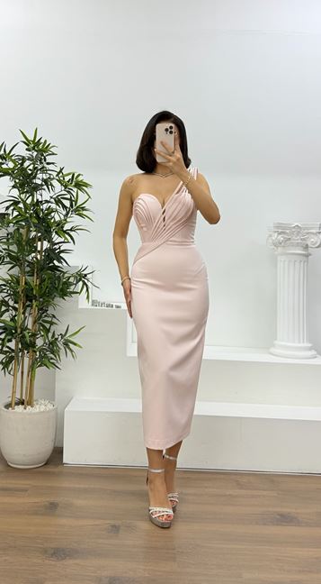 Lachsfarbenes, mehrlagiges, drapiertes Bleistift-Abendkleid mit gekreuzten Trägern