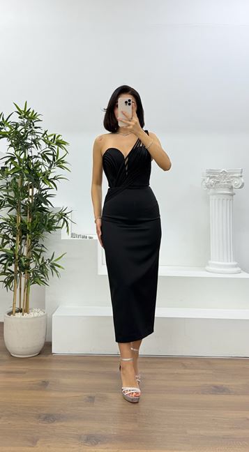 Schwarzes, mehrlagiges, gekreuzt drapiertes Bleistift-Abendkleid