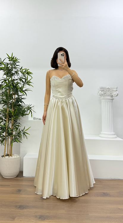 فستان سهرة ذهبي بدون حمالات بتصميم أميرة، مزين بتطريزات منفوشة