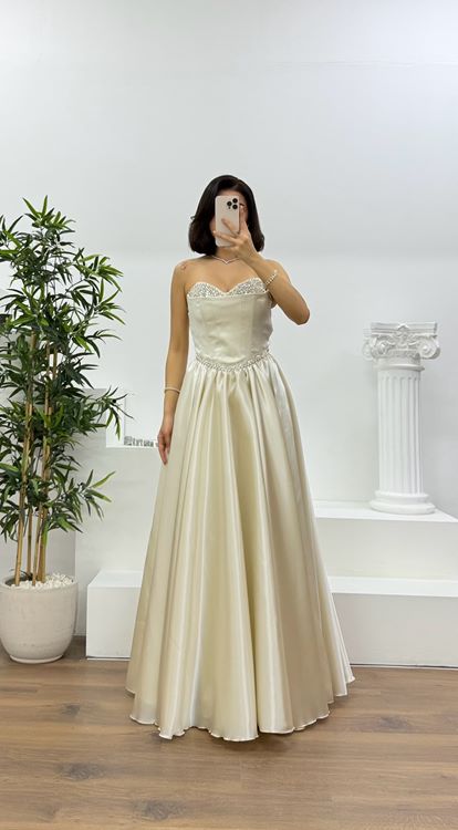 فستان سهرة ذهبي بدون حمالات بتصميم أميرة، مزين بتطريزات منفوشة