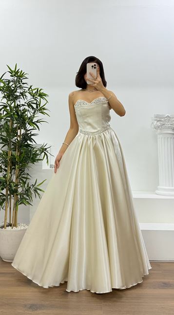 Goldenes, ärmelloses Abendkleid mit Prinzessinnenschnitt, bauschigen Verzierungen