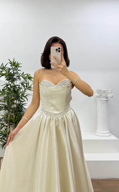 فستان سهرة ذهبي بدون حمالات بتصميم أميرة، مزين بتطريزات منفوشة