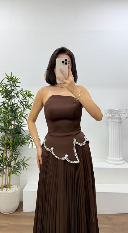 Kahverengi Pliseli Taş Detaylı Staplez Abiye Elbise