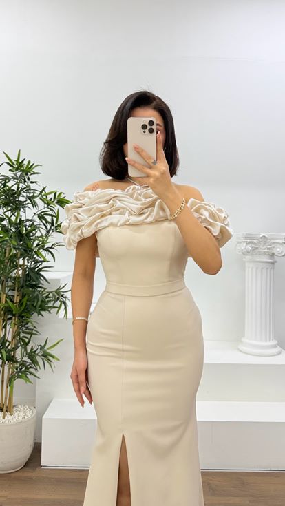 Gold Kayık Yaka Fırfırlı Abiye Elbise