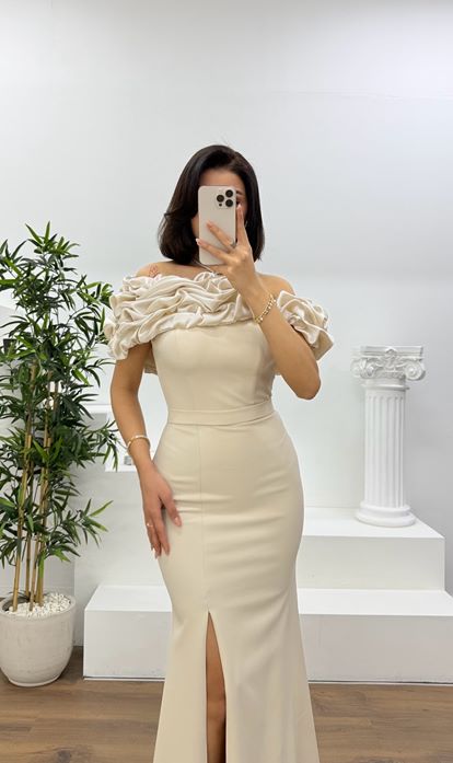 Gold Kayık Yaka Fırfırlı Abiye Elbise