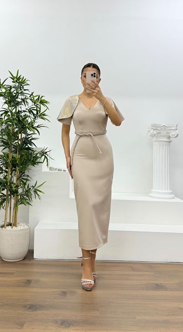 Abito da sera con maniche a mantella in visone e dettagli in paillettes