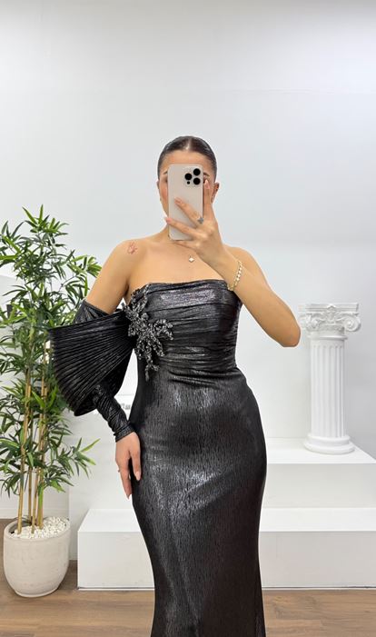 Siyah Tek Omuz Pile Kollu Taş Aplikeli Abiye Elbise