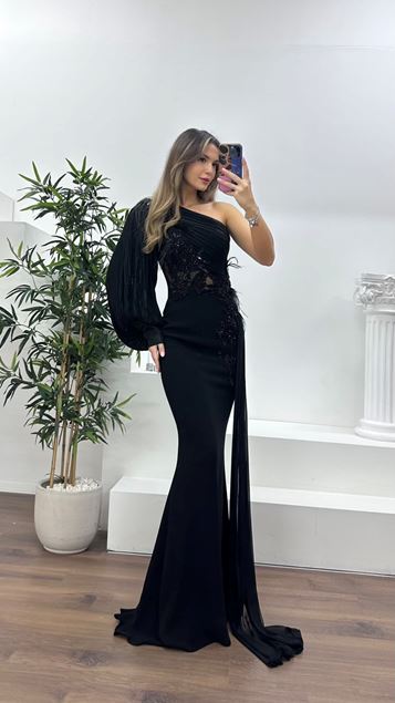 Siyah Pileli Tek Omuz,Çiçeklerle Süslenmiş Drapeli Abiye Elbise