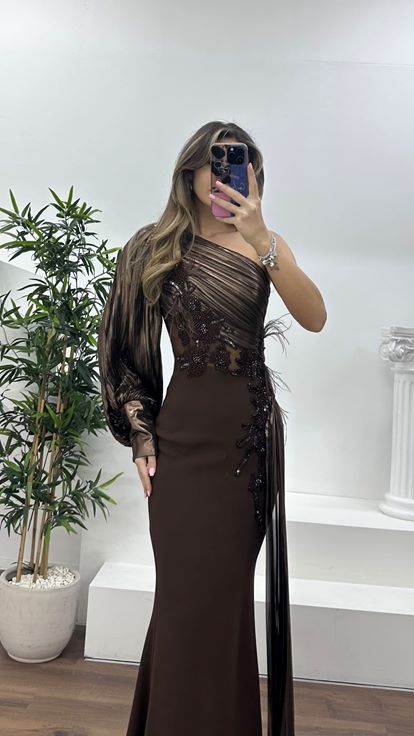 Kahverengi Pileli Tek Omuz,Çiçeklerle Süslenmiş Drapeli Abiye Elbise