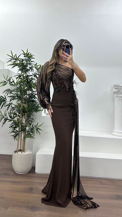 Kahverengi Pileli Tek Omuz,Çiçeklerle Süslenmiş Drapeli Abiye Elbise