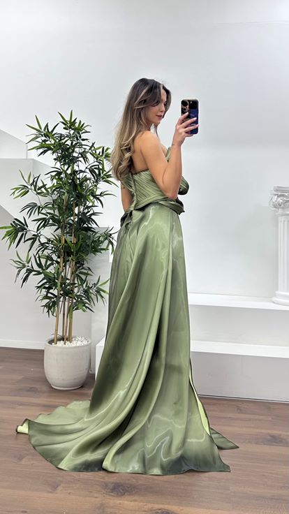 Nefti Katmanlı Drapeli Gövde, Taş İşlemeli Ve Tül Etekli Abiye Elbise