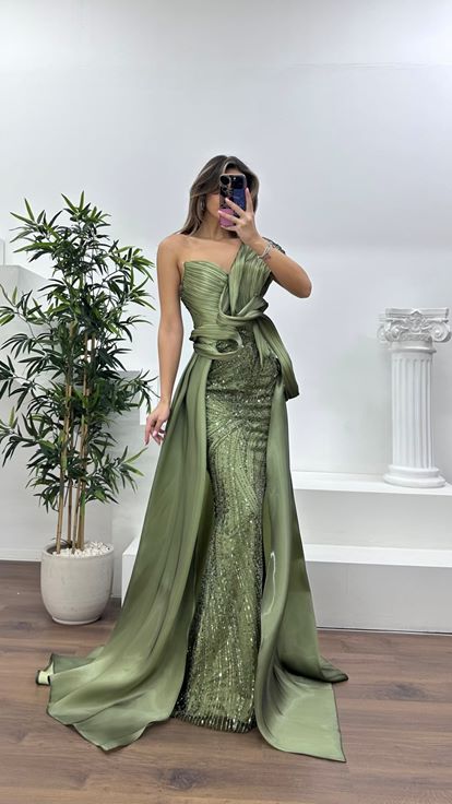 Nefti Katmanlı Drapeli Gövde, Taş İşlemeli Ve Tül Etekli Abiye Elbise