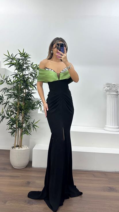 Siyah-Yeşil Straplez Yaka, Dökümlü Yan Kol Detaylı Abiye Elbise