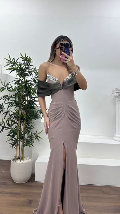 Vizon Straplez Yaka, Dökümlü Yan Kol Detaylı Abiye Elbise