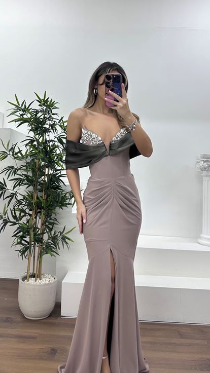 Vizon Straplez Yaka, Dökümlü Yan Kol Detaylı Abiye Elbise