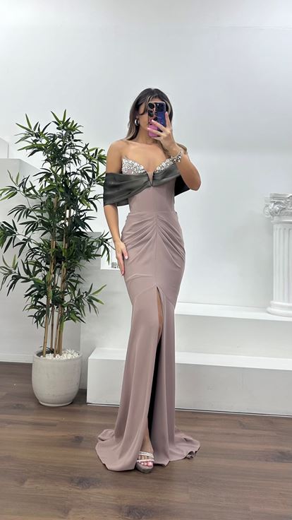 Vizon Straplez Yaka, Dökümlü Yan Kol Detaylı Abiye Elbise