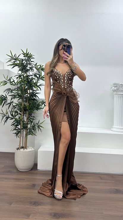 Kahverengi V Yaka Taş İşlemeli Pileli Şifon Abiye Elbise