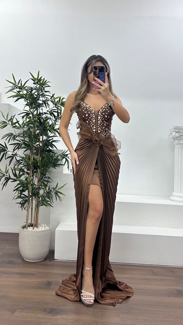 Kahverengi V Yaka Taş İşlemeli Pileli Şifon Abiye Elbise