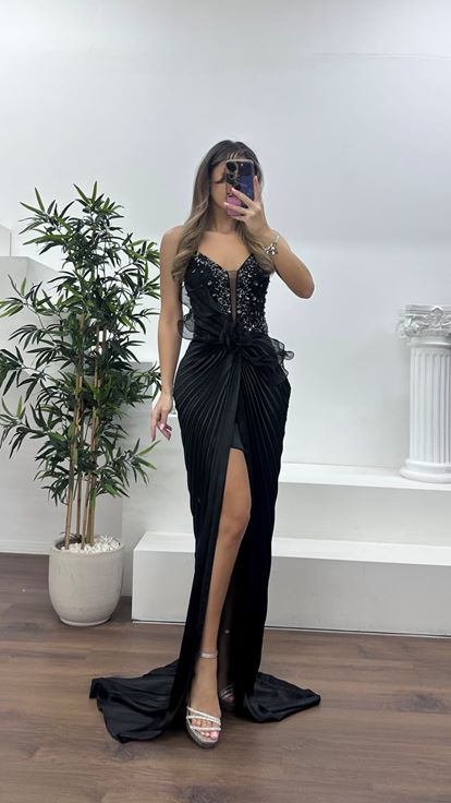 Siyah V Yaka Taş İşlemeli Pileli Şifon Abiye Elbise