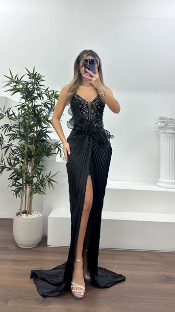 Siyah V Yaka Taş İşlemeli Pileli Şifon Abiye Elbise