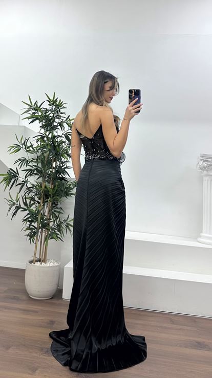 Siyah V Yaka Taş İşlemeli Pileli Şifon Abiye Elbise