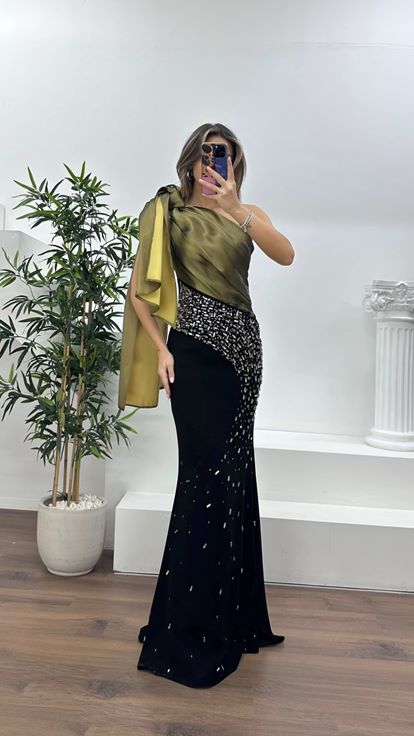 Siyah-Gold Şal Formunda Omuzdan Drapeli  Abiye Elbise