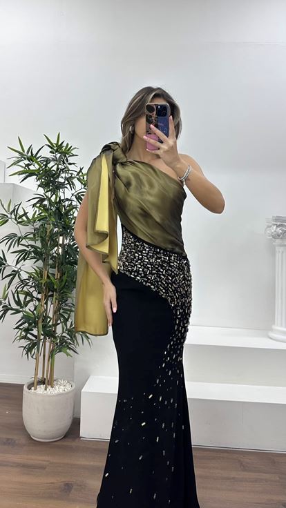 Siyah-Gold Şal Formunda Omuzdan Drapeli  Abiye Elbise