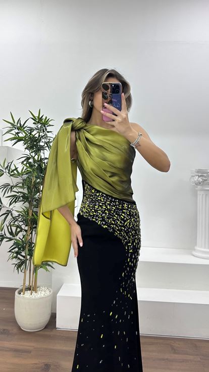 Siyah-Olive Şal Formunda Omuzdan Drapeli  Abiye Elbise