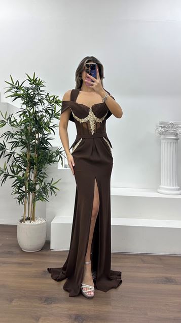 Abito da sera in tessuto crêpe marrone con dettaglio corsetto trasparente